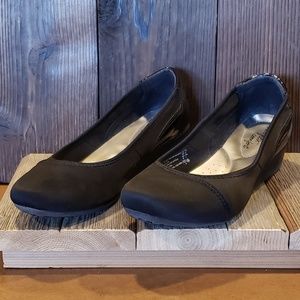 Black low heel dress shoe